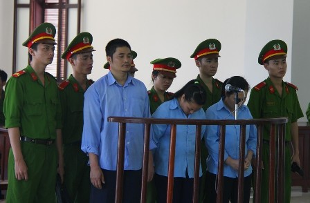 Bị cáo tại tòa án Đà Nẵng mặc "đồng phục"? 3