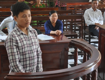 Bị cáo tại tòa án Đà Nẵng mặc "đồng phục"? 9