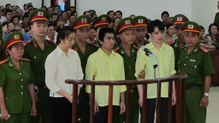 Bị cáo tại tòa án Đà Nẵng mặc "đồng phục"? 1