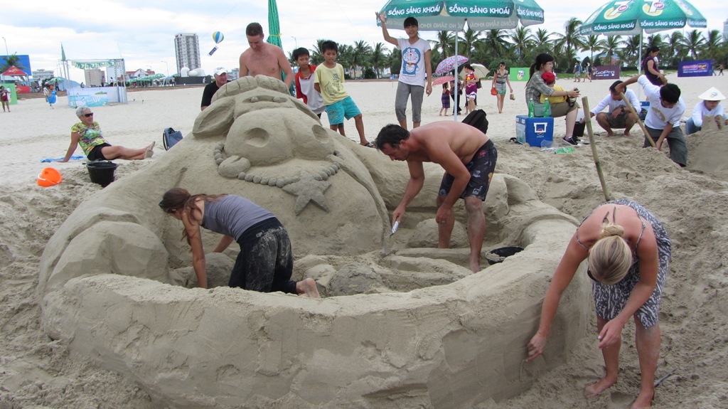 Kỳ diệu "tượng lạ" trên bãi biển Đà Nẵng 12