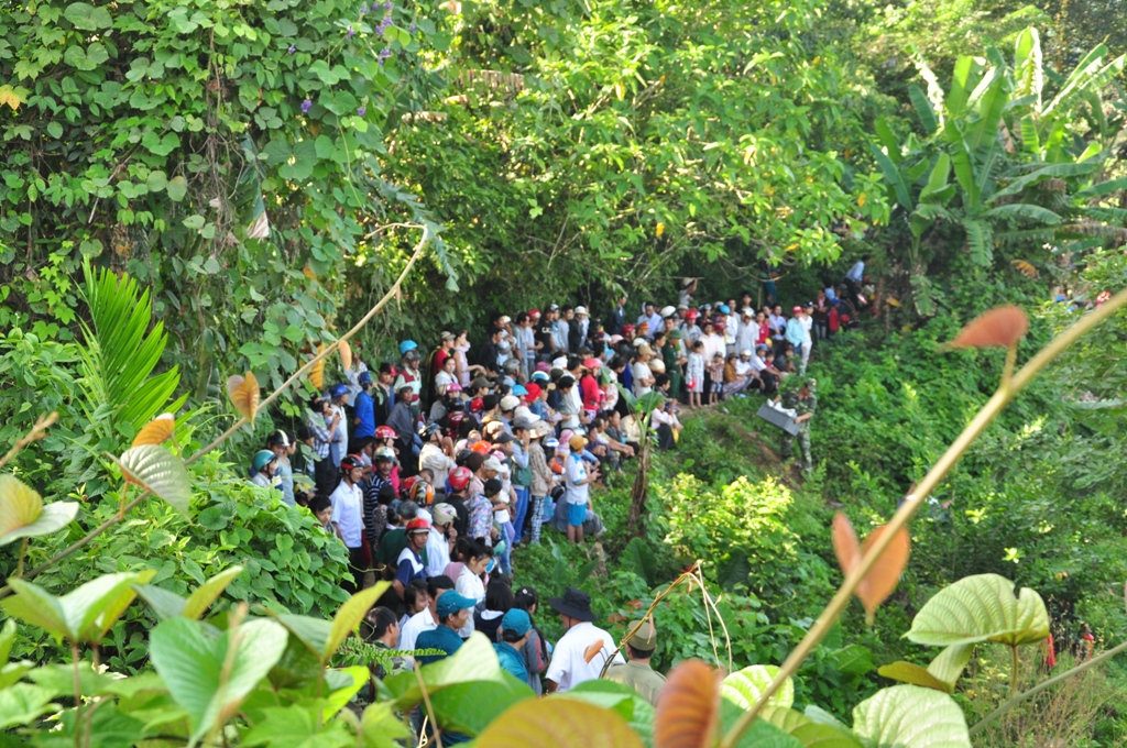 Hàng nghìn người ứng phó động đất ở thị trấn Trà My 2