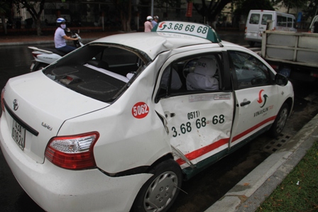 Hành khách đi taxi phải nhập viện sau va chạm giữa xe taxi và xe khách 1