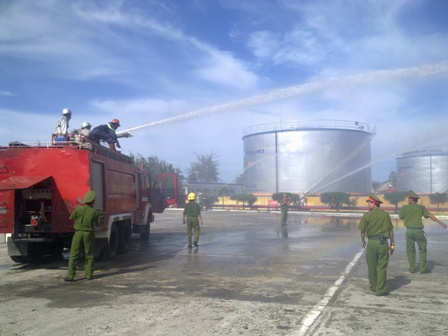 Diễn tập sét đánh khiến Tổng kho xăng dầu Đà Nẵng bốc cháy 4