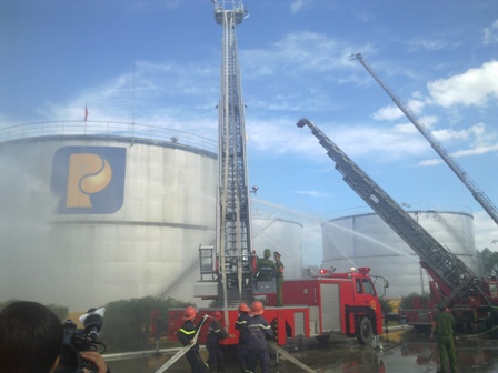 Diễn tập sét đánh khiến Tổng kho xăng dầu Đà Nẵng bốc cháy 5