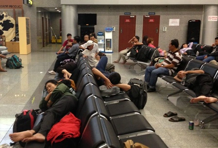 Hàng trăm hành khách “vật vạ” ở sân bay vì Vietjet Air chơi trò “mèo vờn chuột” 1