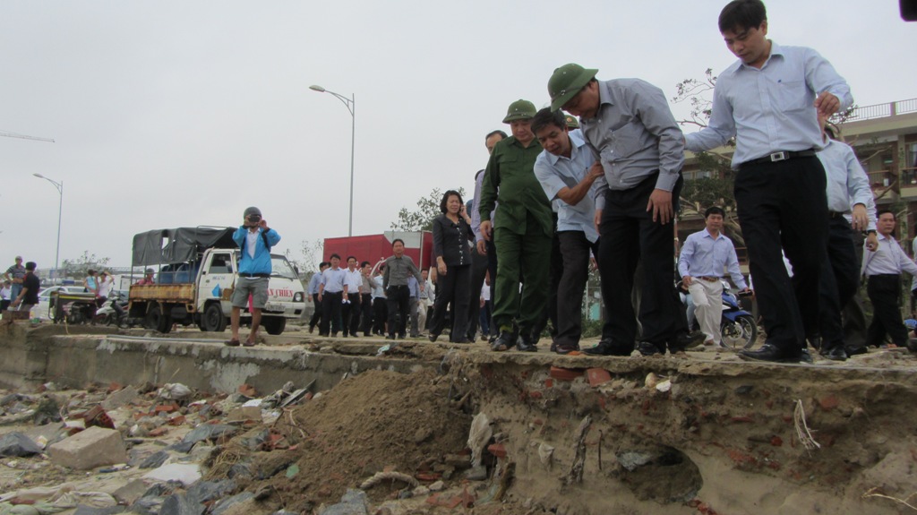 Phó Thủ tướng Nguyễn Xuân Phúc tận mắt chứng kiến hậu quả của bão số 11 tại Đà Nẵng 3