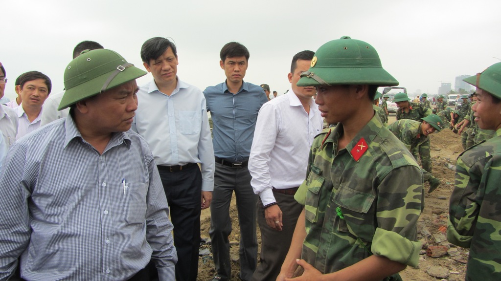 Phó Thủ tướng Nguyễn Xuân Phúc tận mắt chứng kiến hậu quả của bão số 11 tại Đà Nẵng 8