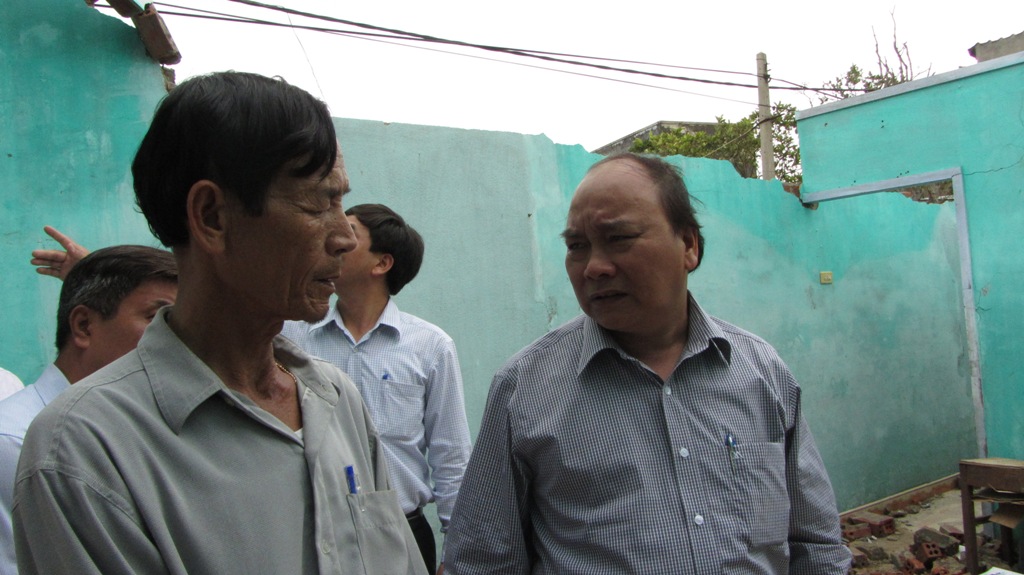 Phó Thủ tướng Nguyễn Xuân Phúc tận mắt chứng kiến hậu quả của bão số 11 tại Đà Nẵng 10
