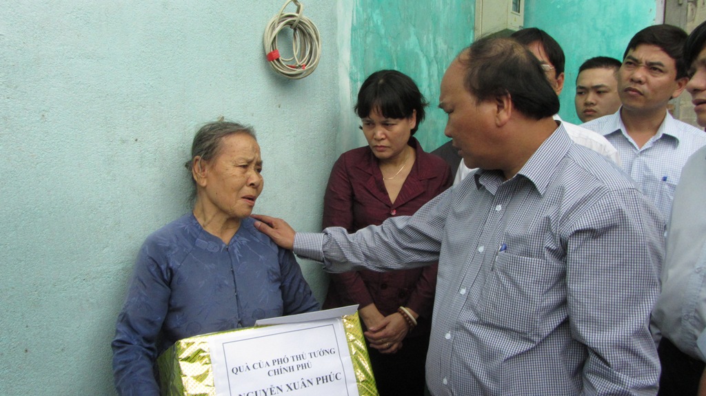 Phó Thủ tướng Nguyễn Xuân Phúc tận mắt chứng kiến hậu quả của bão số 11 tại Đà Nẵng 11