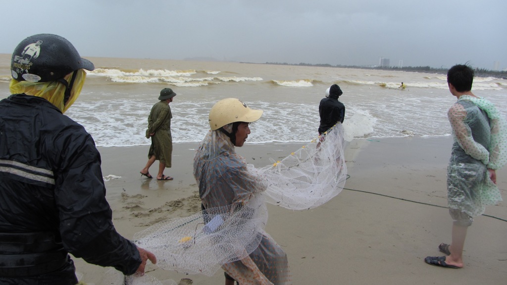Ngư dân Đà Nẵng mạo hiểm bắt cá giữa mưa bão Haiyan 1