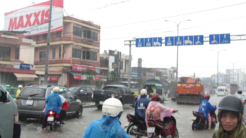 Đà Nẵng đang mưa lớn, nhiều tuyến đường ngập nặng  1