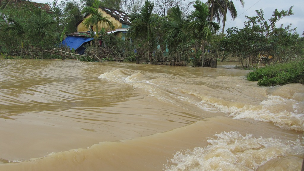 Đà Nẵng: Nhiều nhà dân vẫn bị nước lũ vây quanh 1