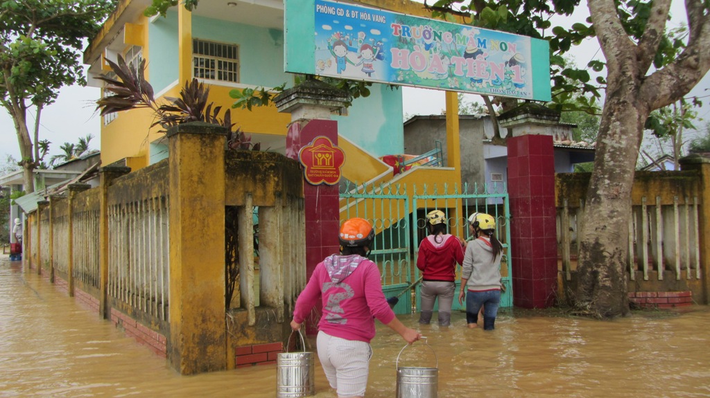 Đà Nẵng: Nhiều nhà dân vẫn bị nước lũ vây quanh 11