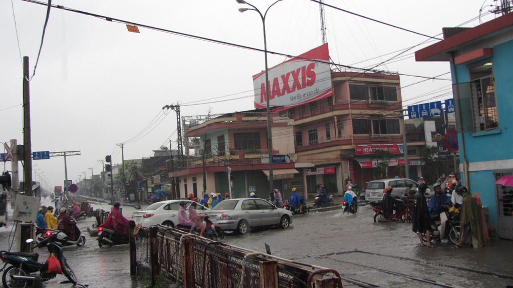 Đà Nẵng đang mưa lớn, nhiều tuyến đường ngập nặng  14