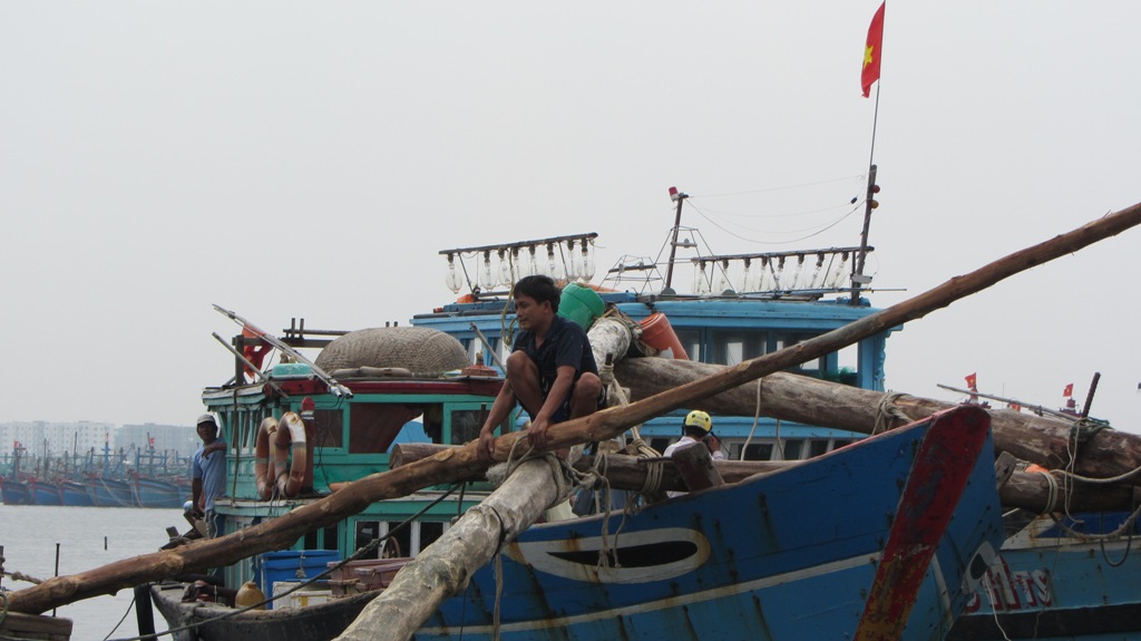 Ngư dân Đà Nẵng chuẩn bị đối phó với cơn bão số 12 12
