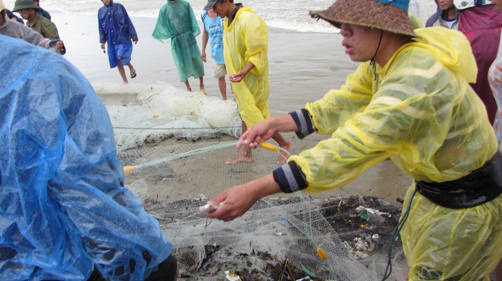 Ngư dân Đà Nẵng mạo hiểm bắt cá giữa mưa bão Haiyan 10