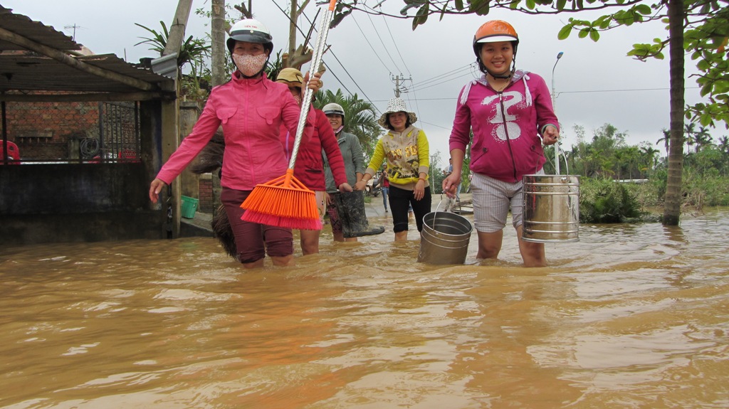 Đà Nẵng: Nhiều nhà dân vẫn bị nước lũ vây quanh 10