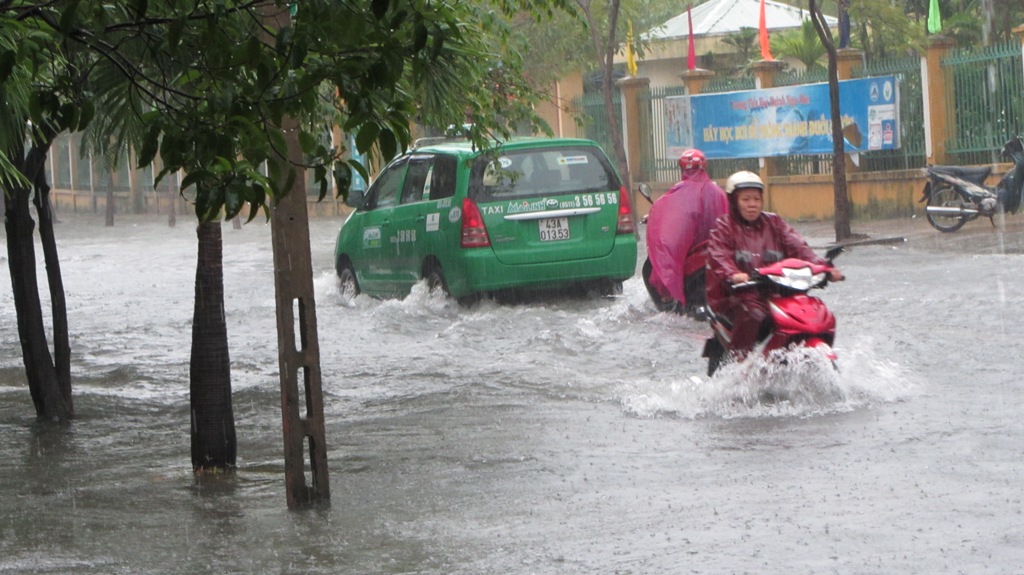 Đà Nẵng đang mưa lớn, nhiều tuyến đường ngập nặng  10