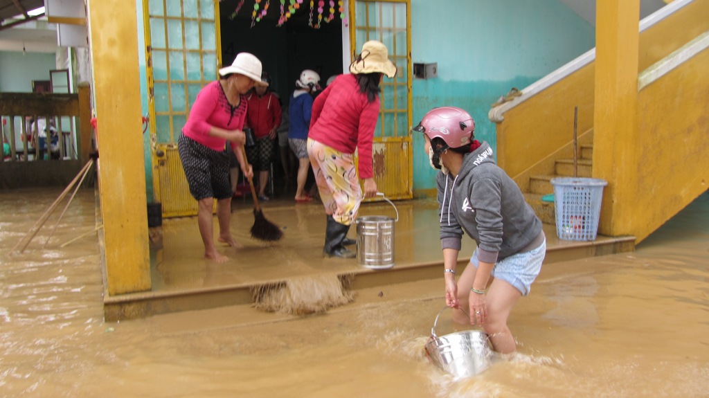Đà Nẵng: Nhiều nhà dân vẫn bị nước lũ vây quanh 12
