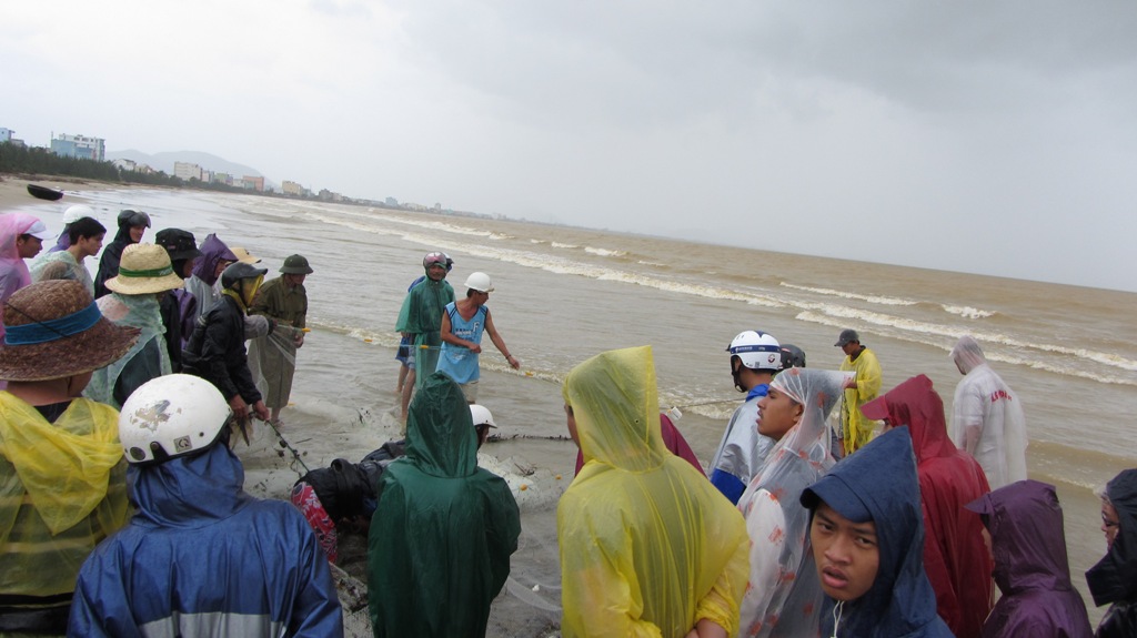 Ngư dân Đà Nẵng mạo hiểm bắt cá giữa mưa bão Haiyan 11