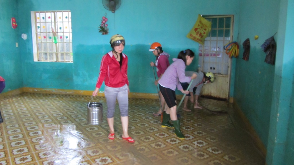 Đà Nẵng: Nhiều nhà dân vẫn bị nước lũ vây quanh 13