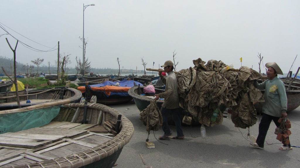 Ngư dân Đà Nẵng chuẩn bị đối phó với cơn bão số 12 15