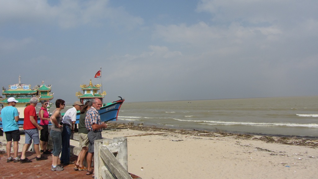 Rác tràn ngập bờ biển Đà Nẵng 16