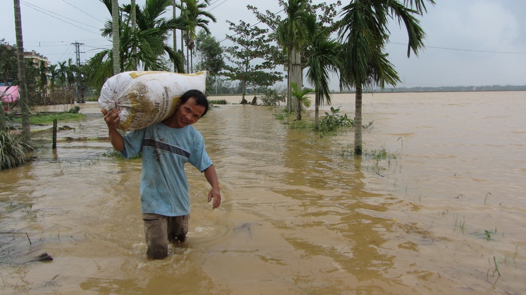 Đà Nẵng: Nhiều nhà dân vẫn bị nước lũ vây quanh 15