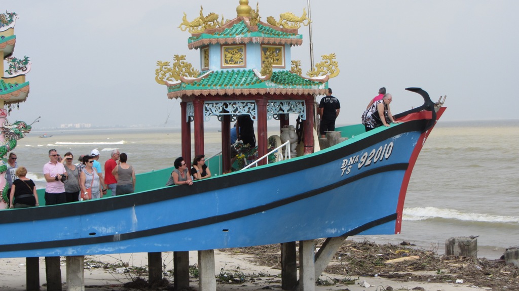 Rác tràn ngập bờ biển Đà Nẵng 18