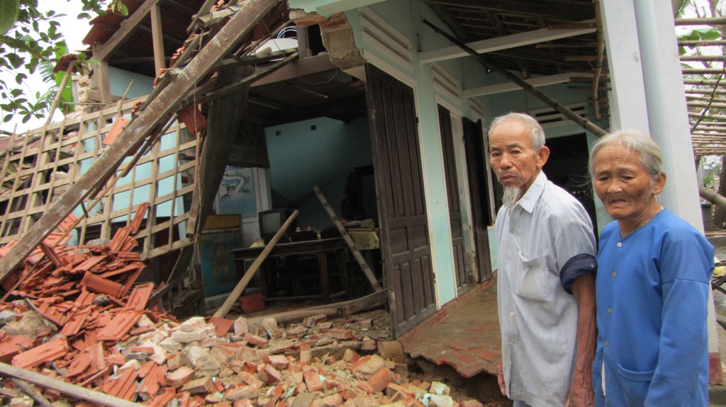 Đà Nẵng: Nhiều nhà dân vẫn bị nước lũ vây quanh 17
