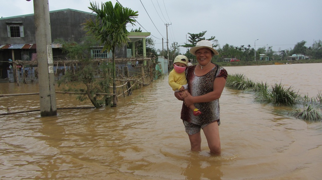 Đà Nẵng: Nhiều nhà dân vẫn bị nước lũ vây quanh 18
