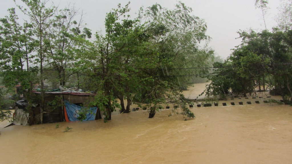 Đà Nẵng: Nhiều nhà dân vẫn bị nước lũ vây quanh 19