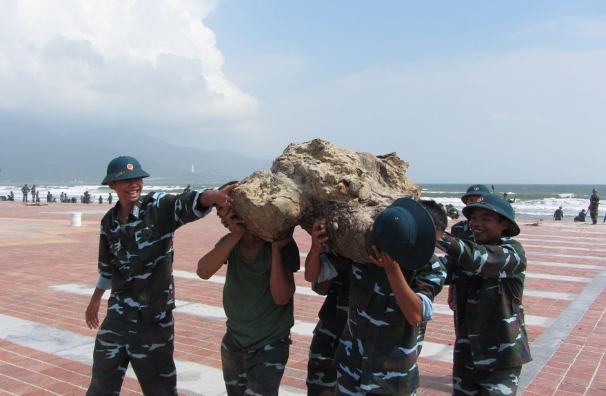 Rác tràn ngập bờ biển Đà Nẵng 23