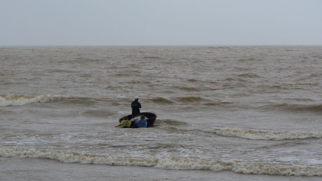 Ngư dân Đà Nẵng mạo hiểm bắt cá giữa mưa bão Haiyan 3