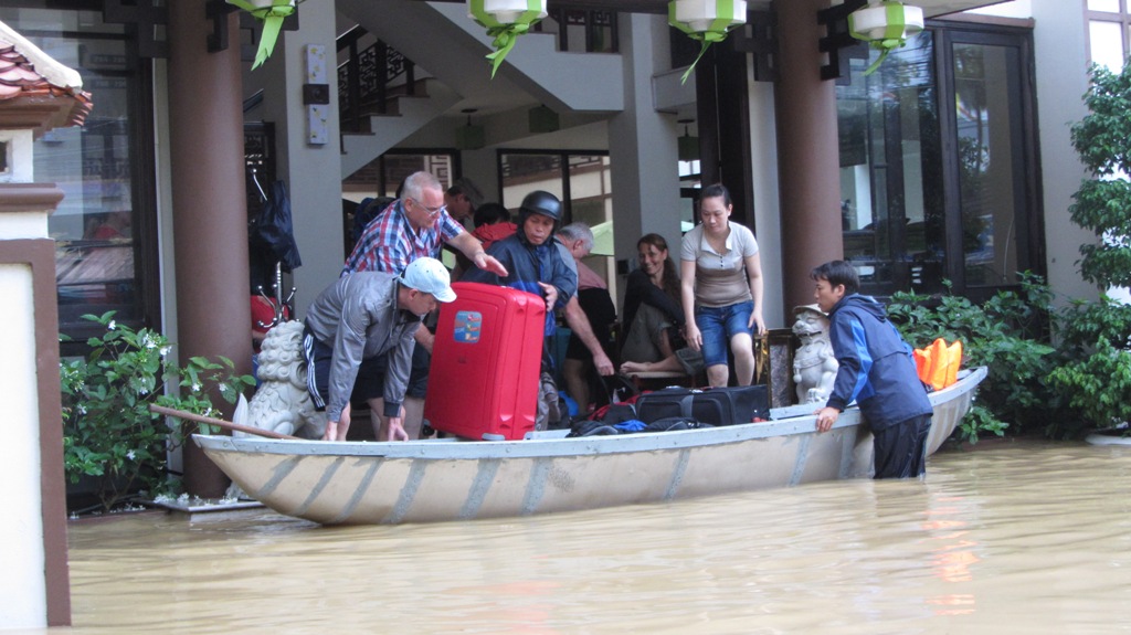 Hội An chìm trong nước lũ 9