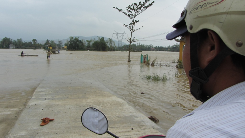 Đà Nẵng: Nhiều nhà dân vẫn bị nước lũ vây quanh 3