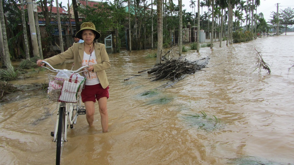 Đà Nẵng: Nhiều nhà dân vẫn bị nước lũ vây quanh 4