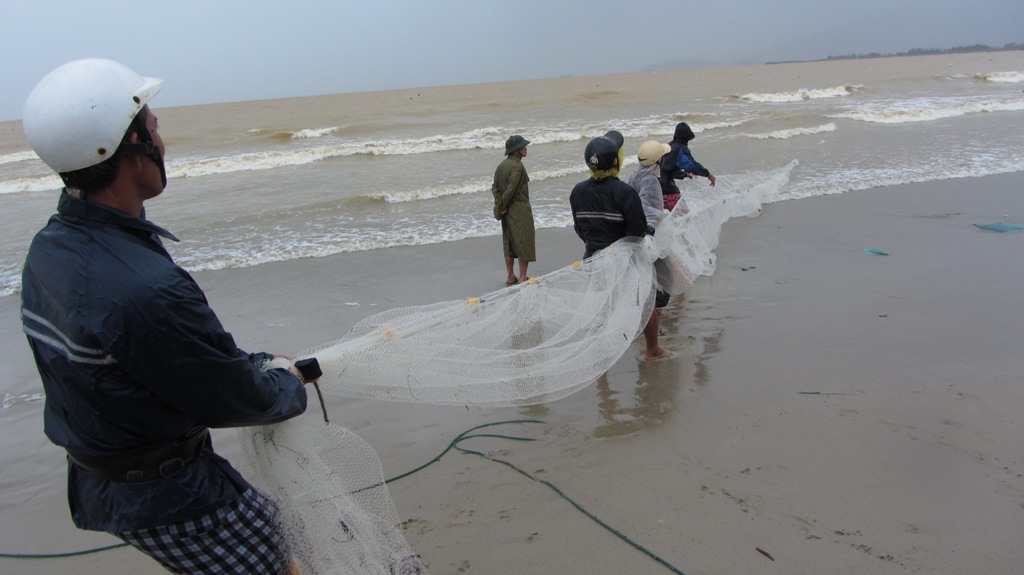 Ngư dân Đà Nẵng mạo hiểm bắt cá giữa mưa bão Haiyan 5