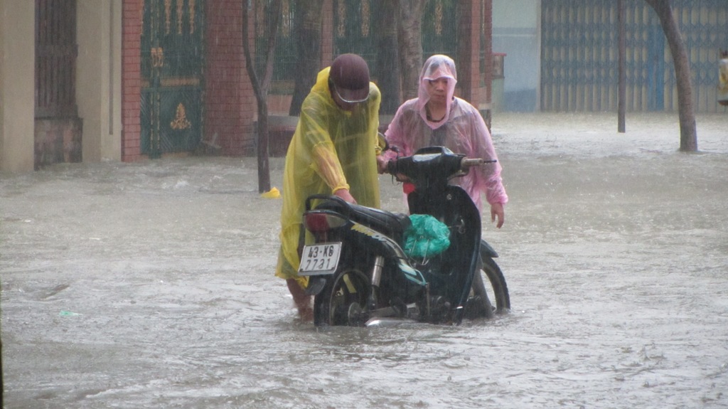 Đà Nẵng đang mưa lớn, nhiều tuyến đường ngập nặng  4
