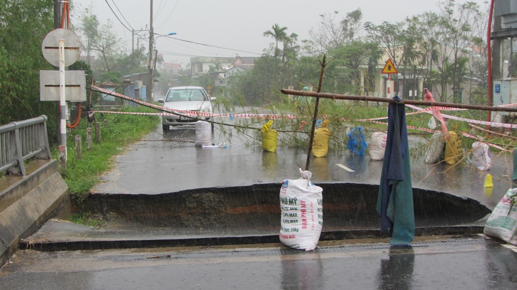Đà Nẵng: Nhiều nhà dân vẫn bị nước lũ vây quanh 7
