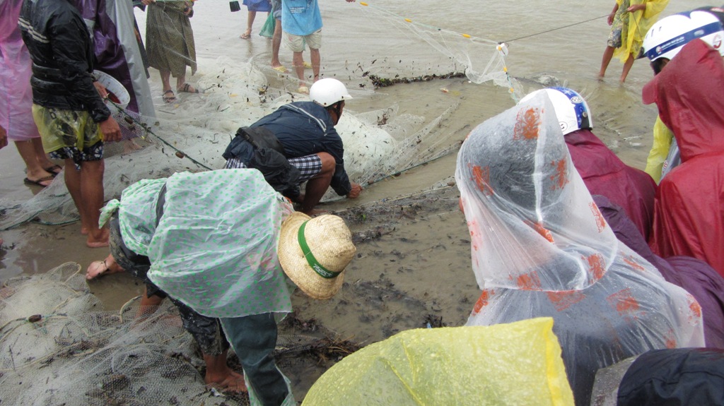 Ngư dân Đà Nẵng mạo hiểm bắt cá giữa mưa bão Haiyan 9