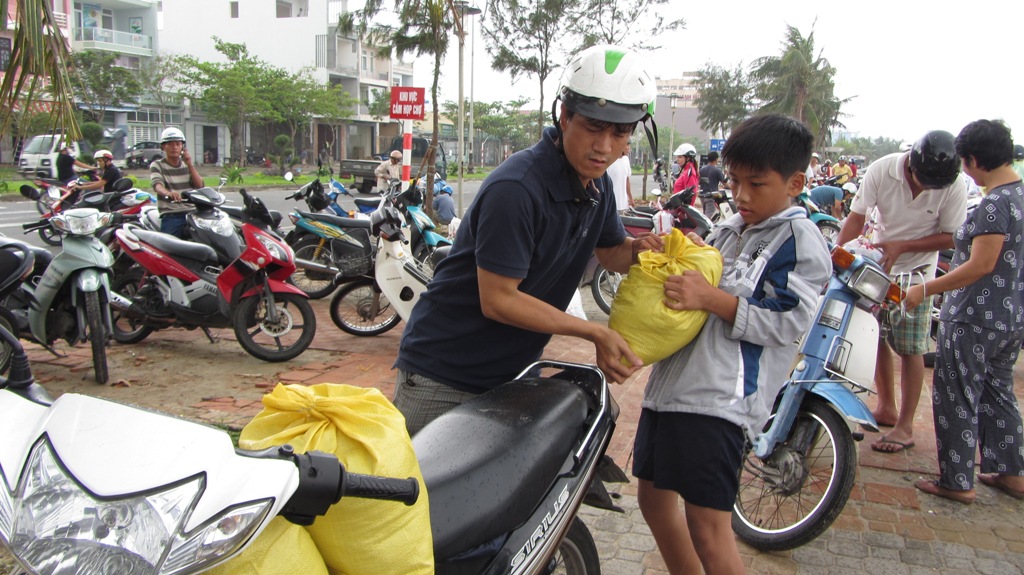 Cận cảnh người dân Đà Nẵng chuẩn bị đối phó siêu bão Haiyan 5