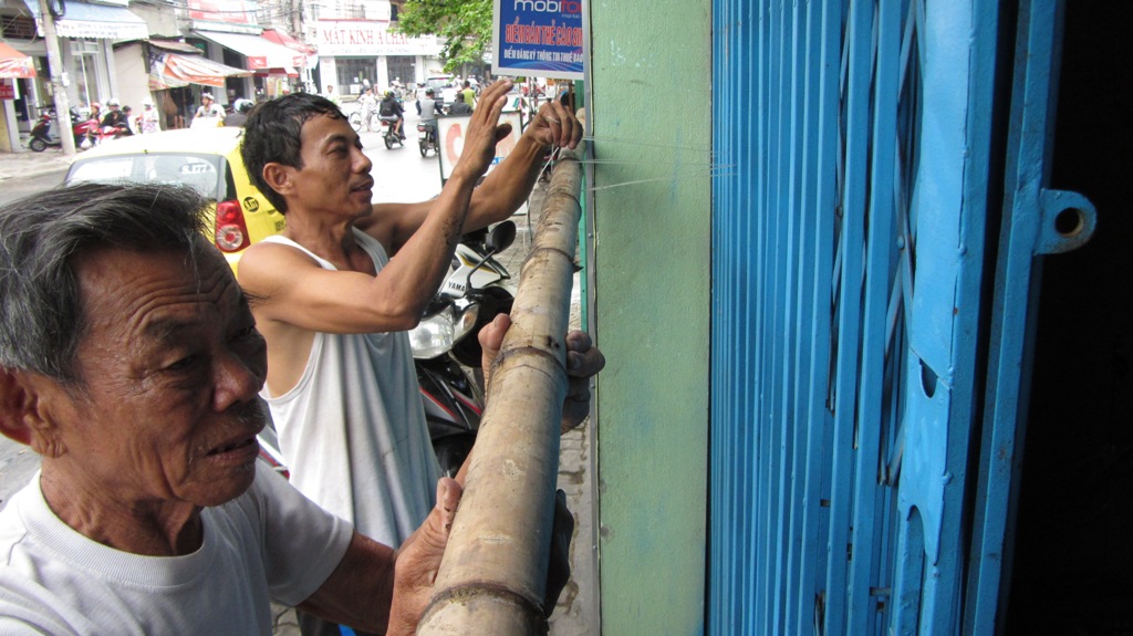 Cận cảnh người dân Đà Nẵng chuẩn bị đối phó siêu bão Haiyan 18