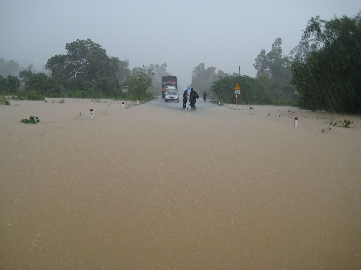 Miền Trung sơ tán, di dời gần 18 ngàn người tránh mưa lũ 1