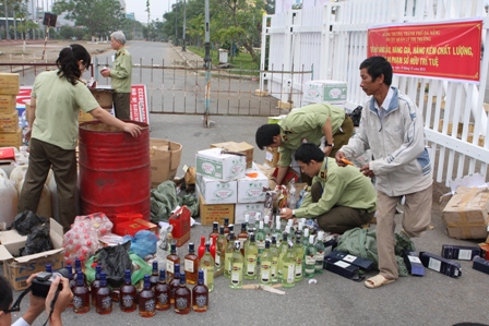 Tiêu hủy nhiều hàng lậu, hàng giả 1