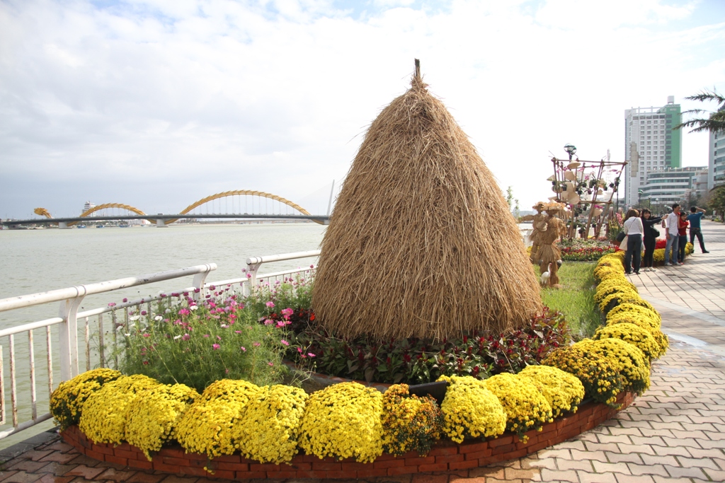 Bốn c&ocirc; g&aacute;i Nhật Bản th&iacute;ch m&ecirc; đường hoa dọc s&ocirc;ng H&agrave;n 15
