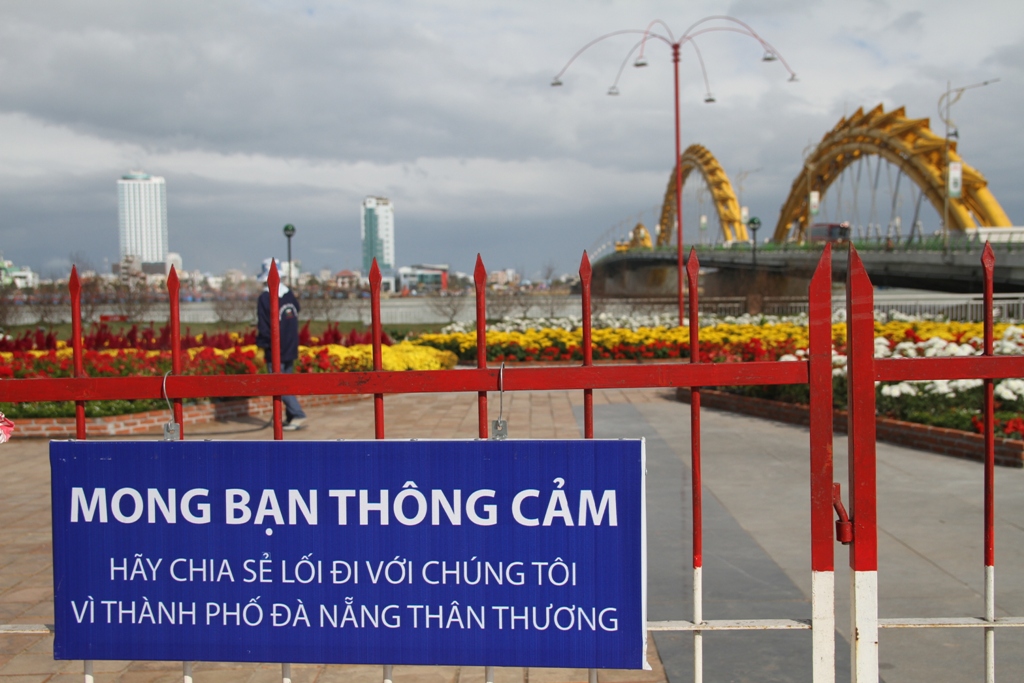 Bốn c&ocirc; g&aacute;i Nhật Bản th&iacute;ch m&ecirc; đường hoa dọc s&ocirc;ng H&agrave;n 16