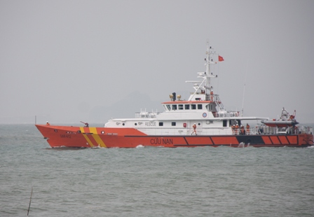 Cứu ngư d&acirc;n bị nạn tr&ecirc;n biển 1