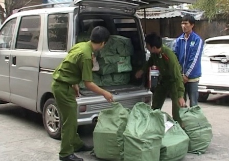 Hai vợ chồng tuồn gần 7.000 g&oacute;i thuốc l&aacute; lậu về Đ&agrave; Nẵng 1