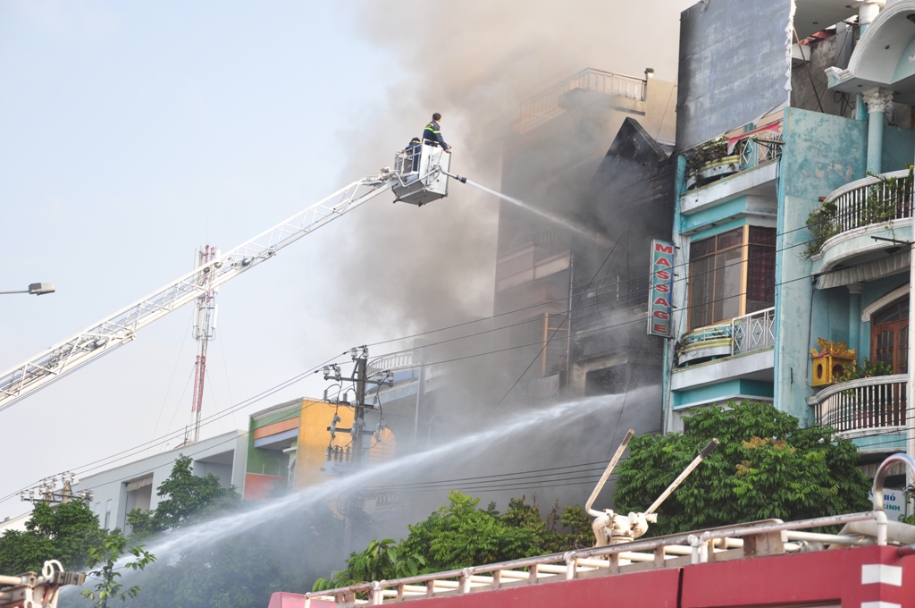 Nh&agrave; 4 tầng bị thi&ecirc;u rụi ng&agrave;y mồng 5 Tết 1